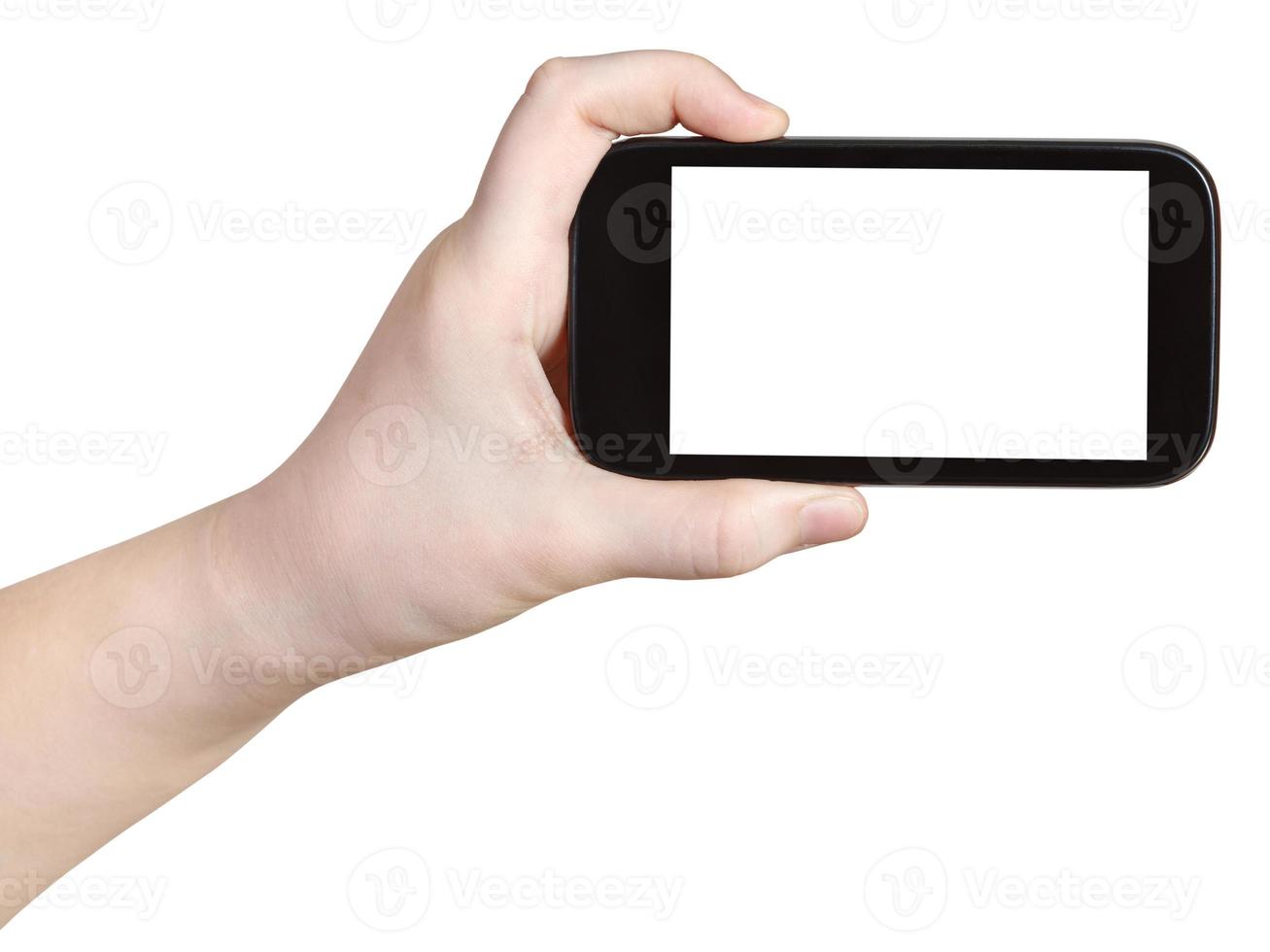 niño sosteniendo un teléfono inteligente con pantalla recortada foto
