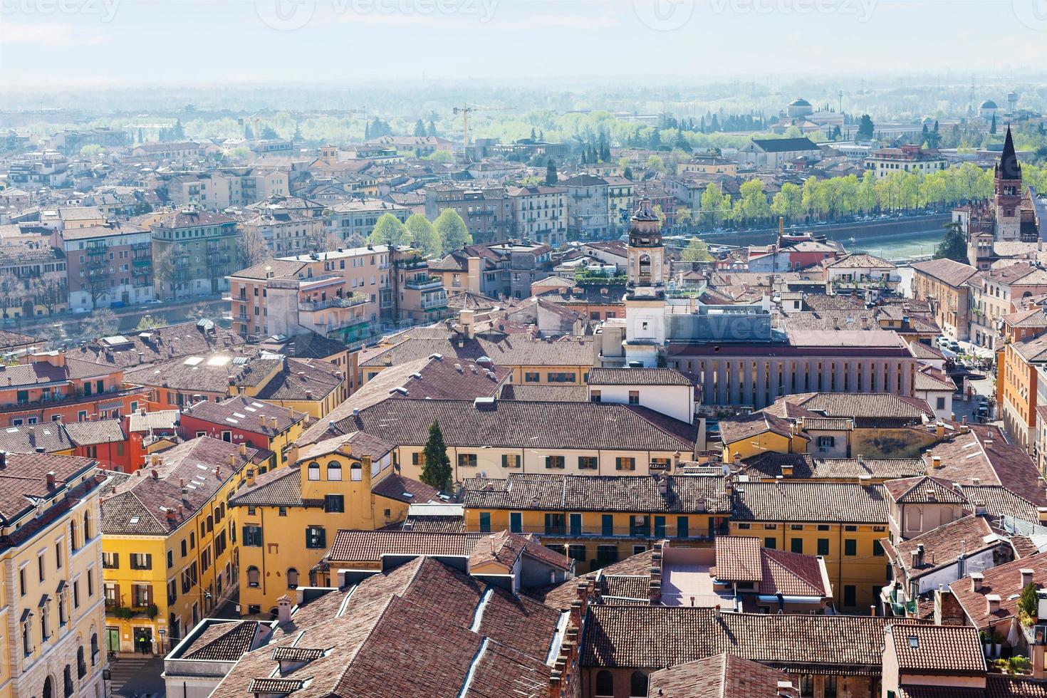 vista superior de la ciudad de verona con el río adige foto