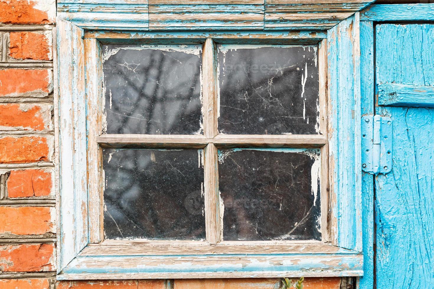 ventana en mal estado en el cobertizo del país foto