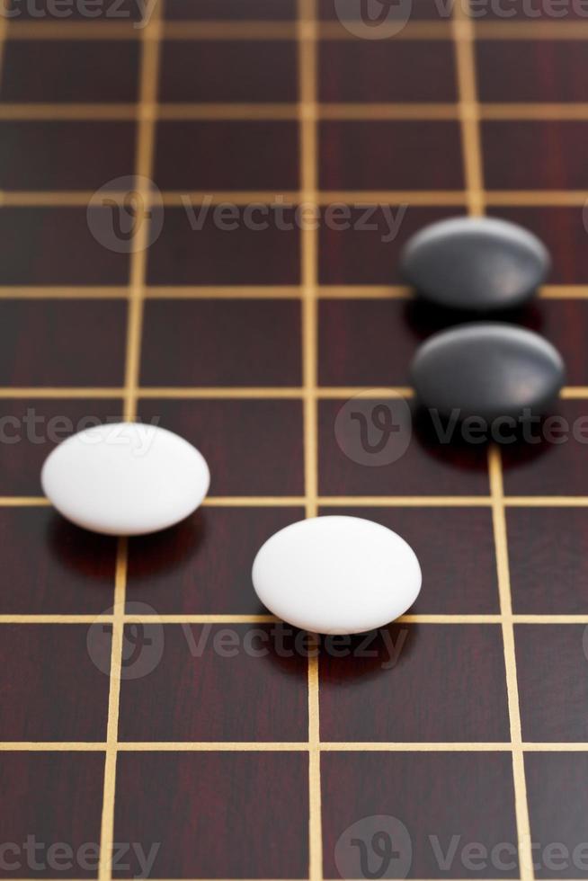 piedras blancas y negras durante el juego go foto