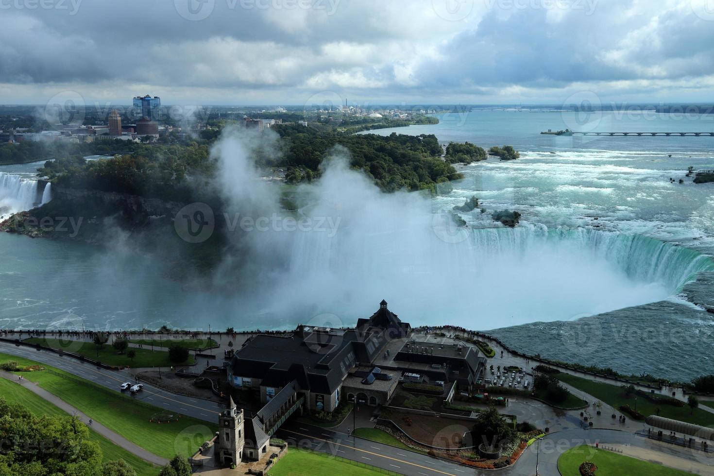 Cataratas canadienses en el río Niágara en un día lluvioso de otoño. foto