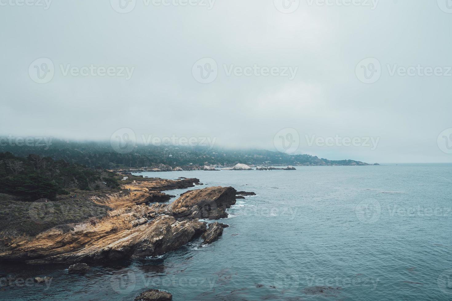 niebla sobre la bahía del océano con acantilados rocosos foto