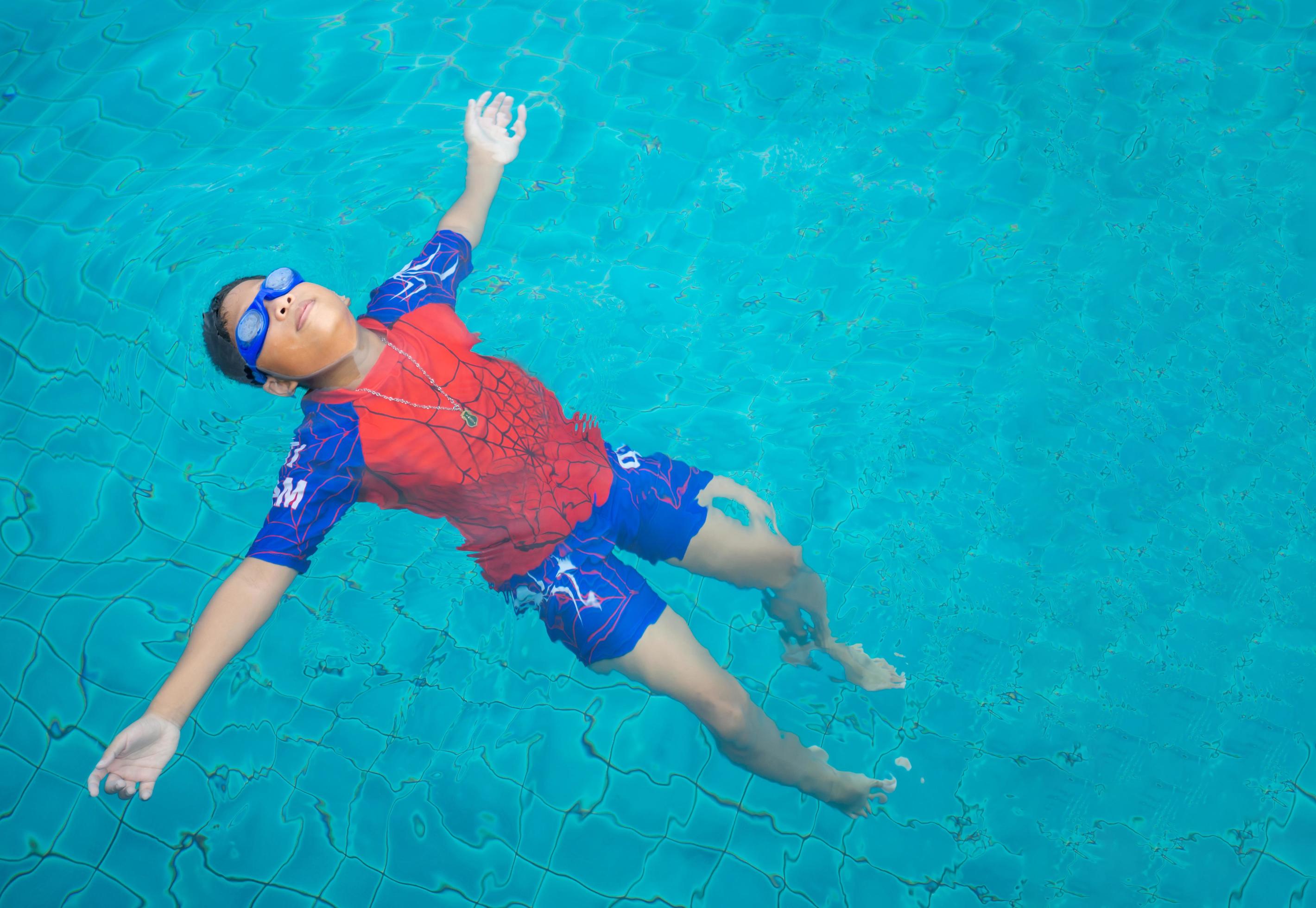 un hombre en Gafas de sol disfruta verano al aire libre, nadando en un  piscina generado por ai 28689757 Foto de stock en Vecteezy