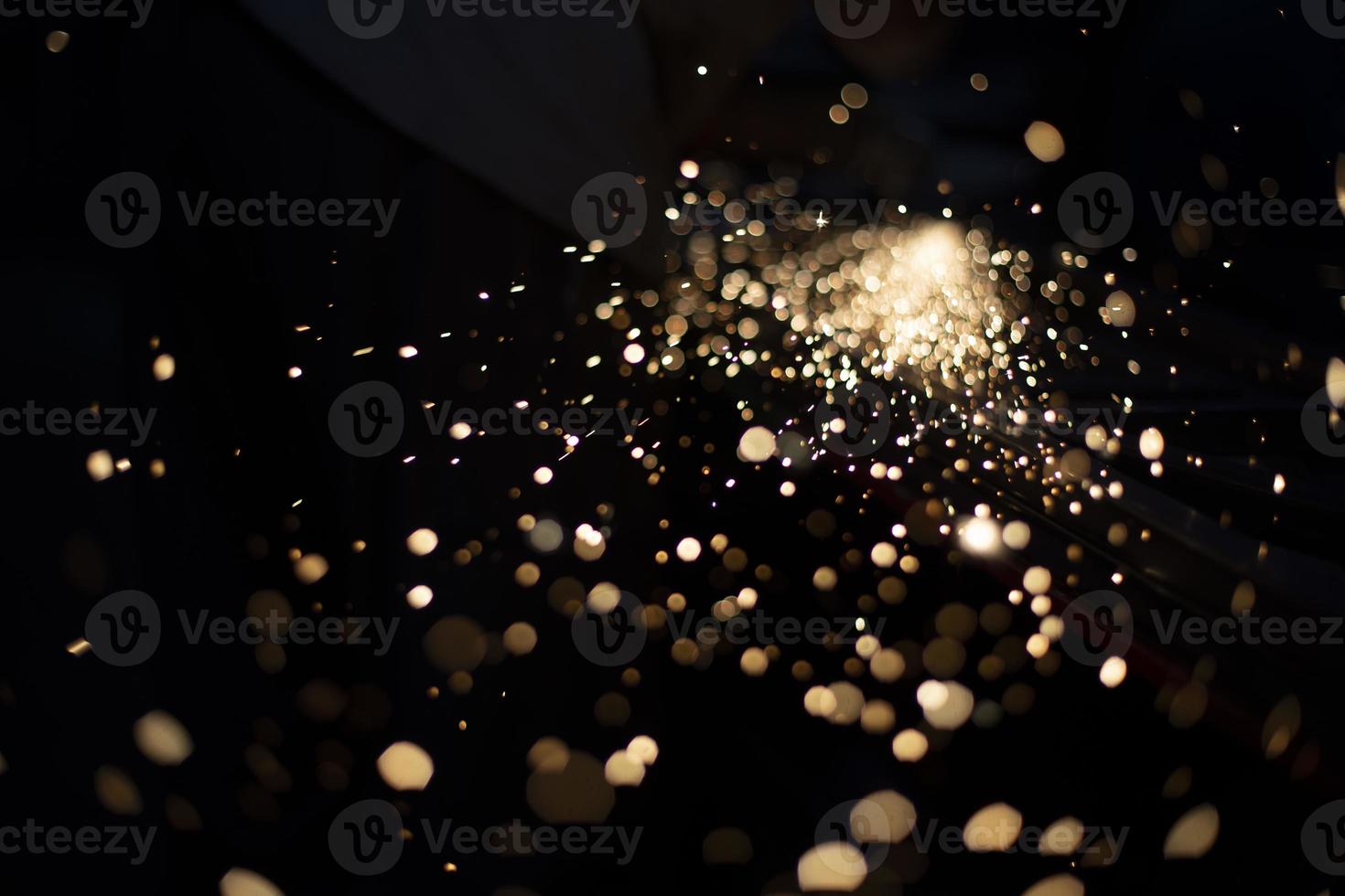 pulido de metales. chispas por fricción. luces en la oscuridad. Vuelo caótico de fuego parcial. foto