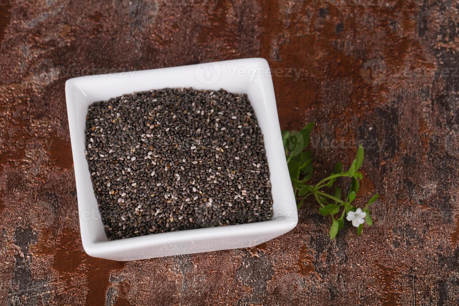 semillas de chía dietéticas en el tazón foto