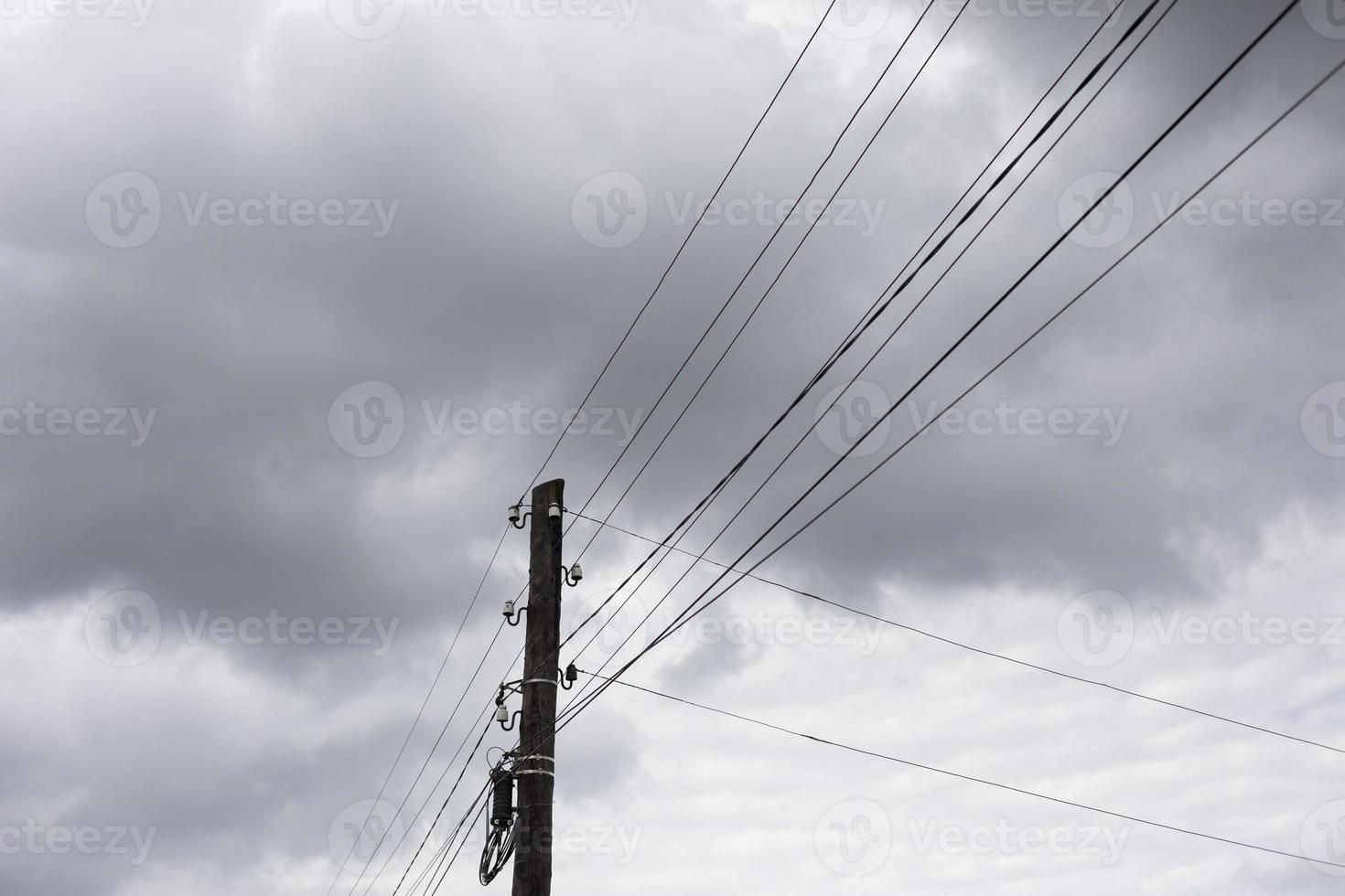 cables contra el cielo. poste con cables. equipo eléctrico. foto