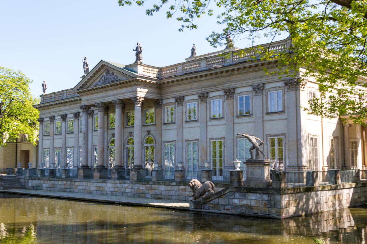 el palacio lazienki en el parque lazienki, varsovia. lazienki krolewskie. foto