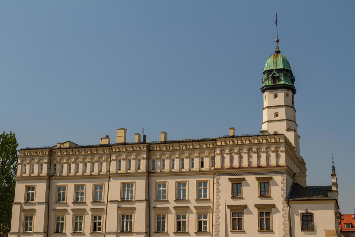 el ayuntamiento del siglo XV en medio de la plaza central plac wolnica de kazimierz foto