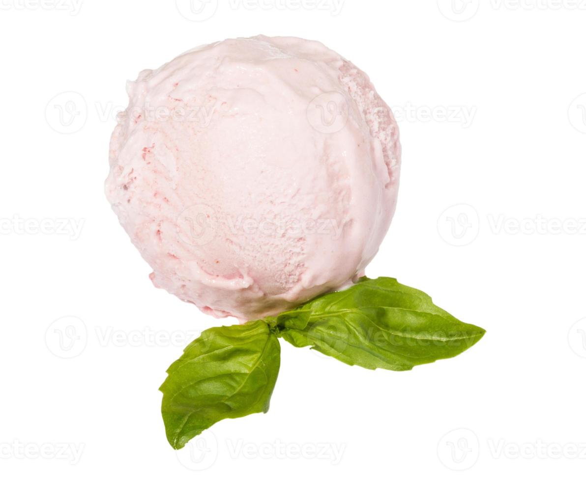 bola de helado de fresa desde arriba sobre fondo blanco con hoja de menta foto