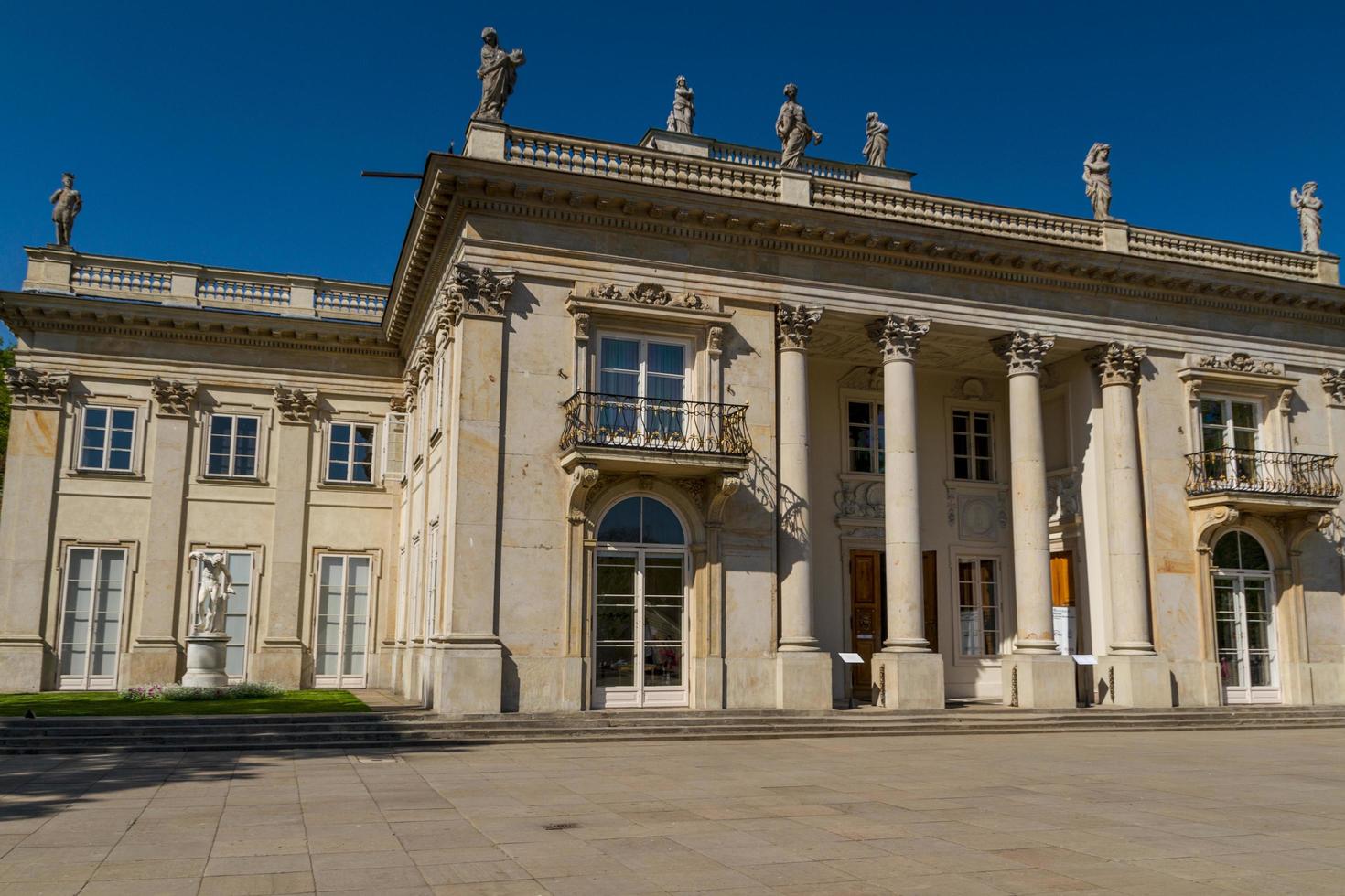 el palacio lazienki en el parque lazienki, varsovia. lazienki krolewskie. foto