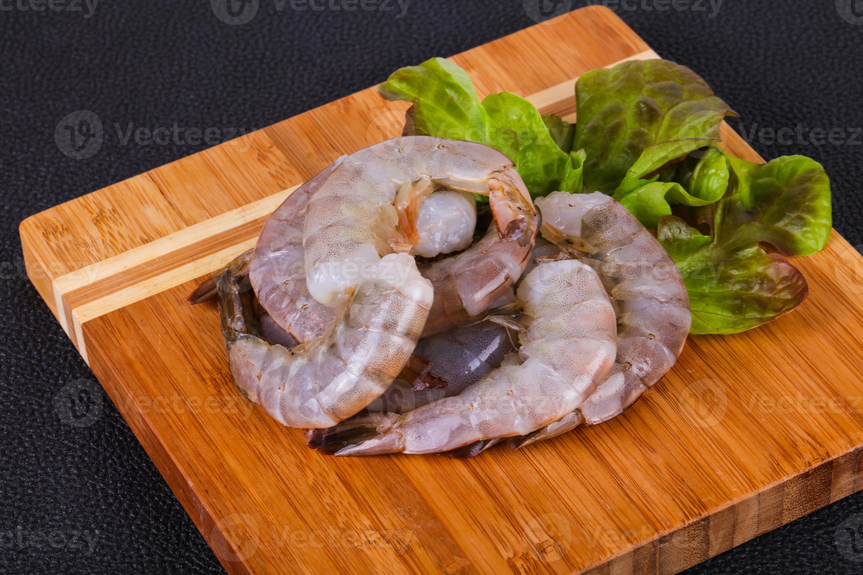Raw king prawns ready for cooking 12275315 Stock Photo at Vecteezy