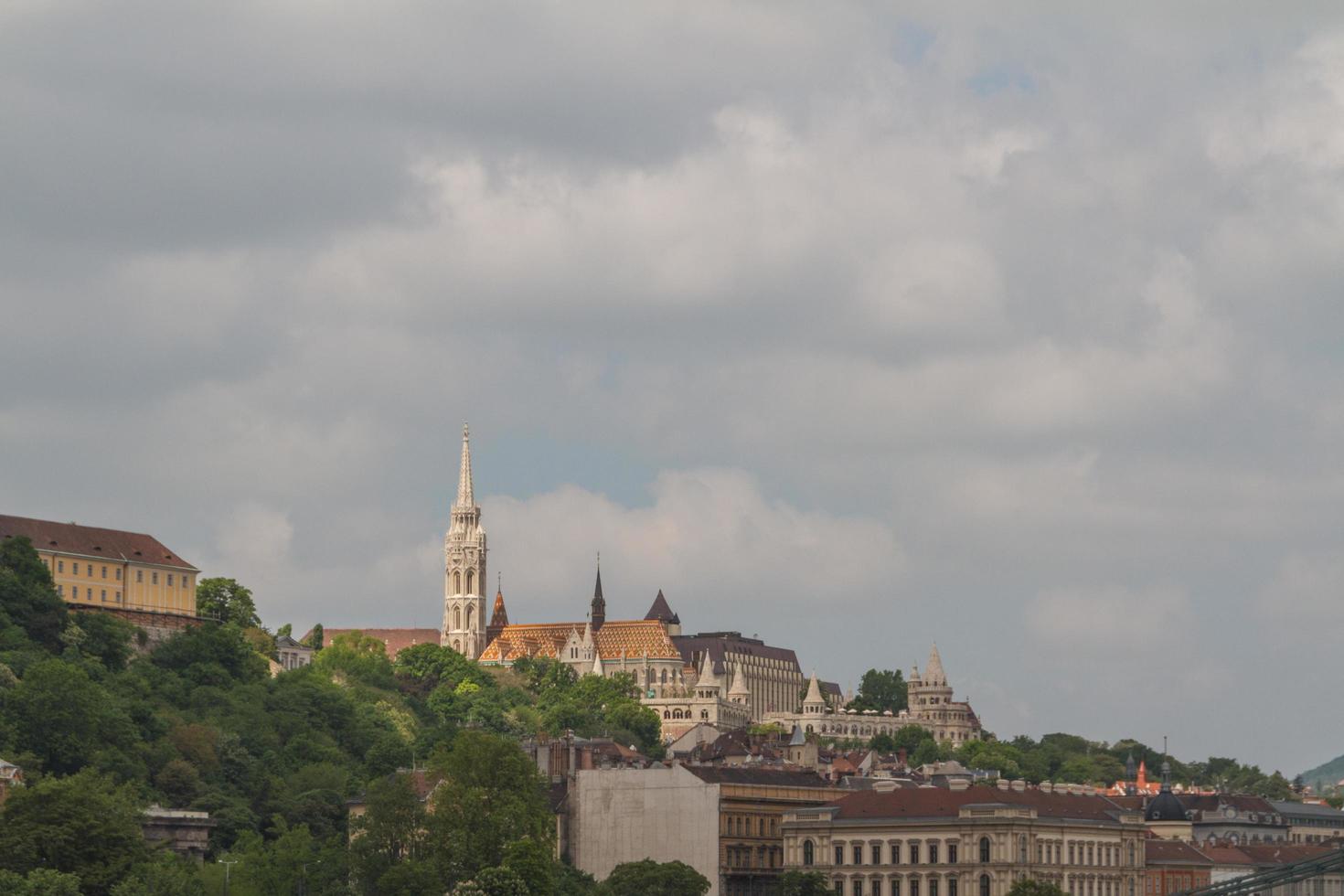 vista de puntos de referencia en budapest foto