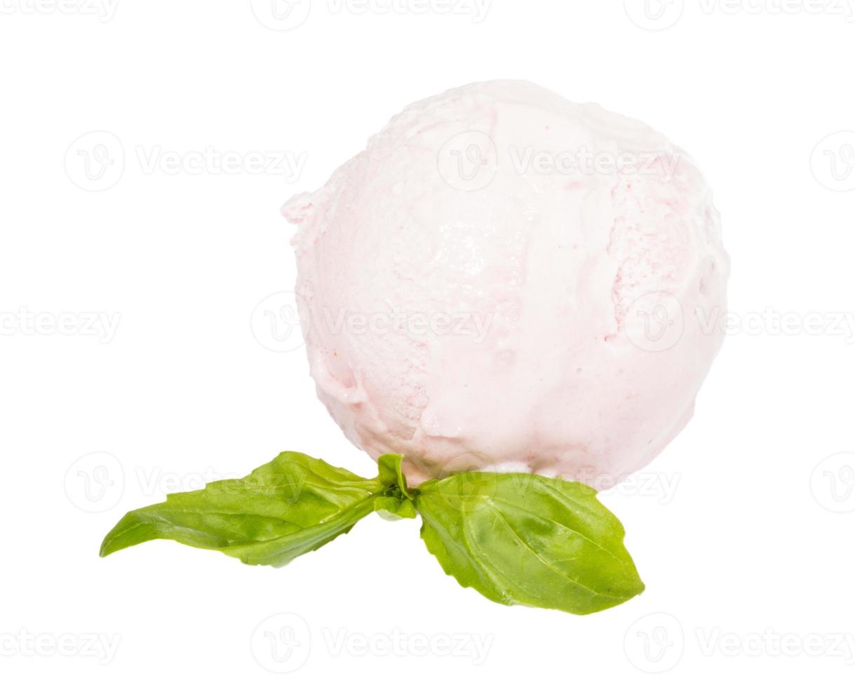 bola de helado de fresa desde arriba sobre fondo blanco con hoja de menta foto