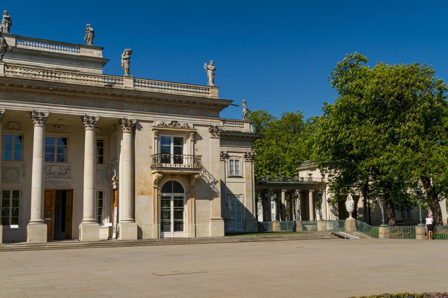 el palacio lazienki en el parque lazienki, varsovia. lazienki krolewskie. foto