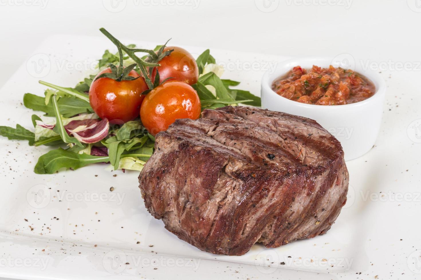 bistec de ternera a la parrilla aislado en un fondo blanco foto