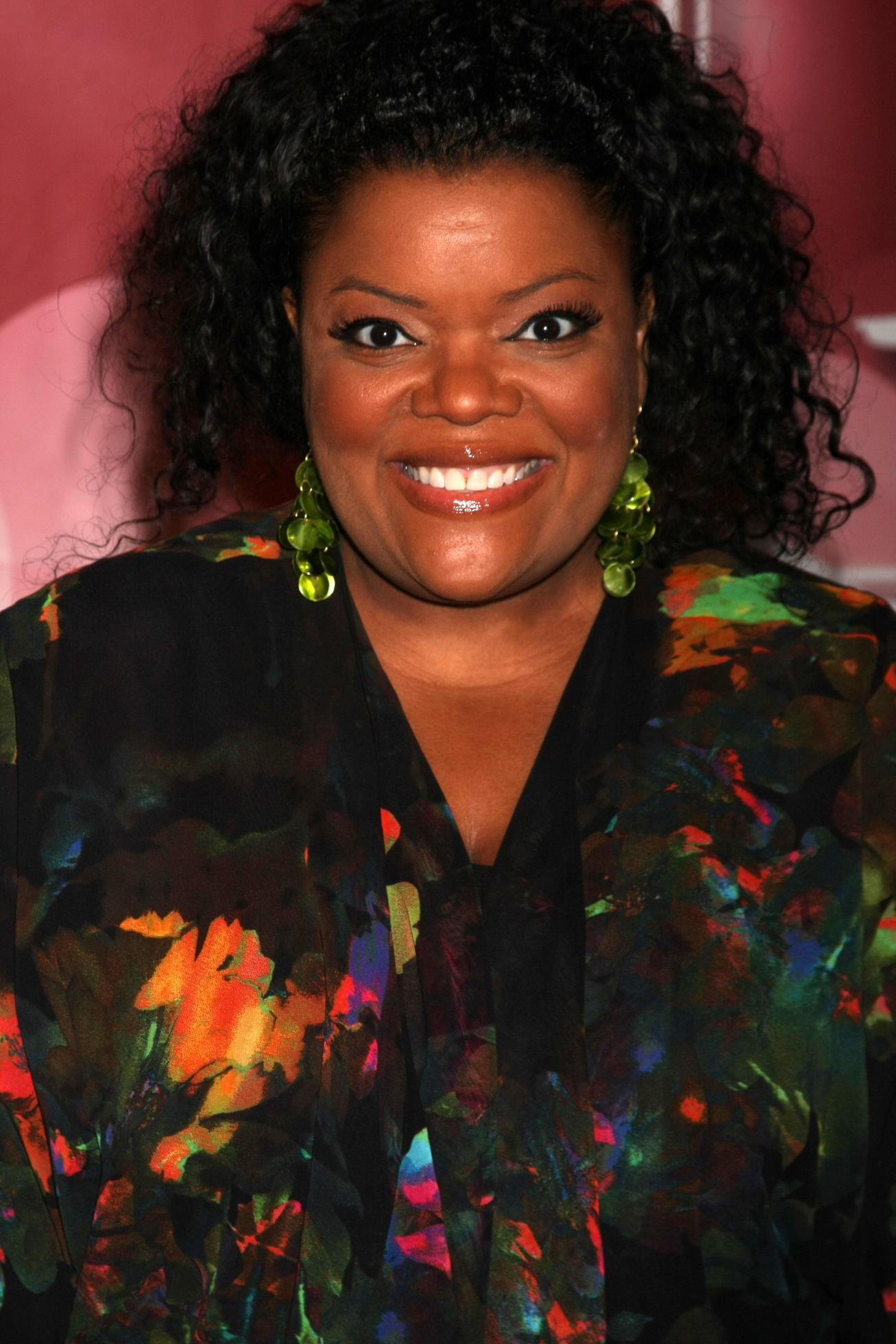 LOS ANGELES, NOV 3 - Yvette Nicole Brown arrives at the Have a Little