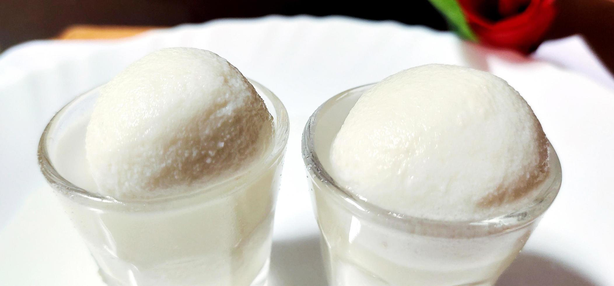 el rasgulla dulce indio también conocido como rosogolla, roshogolla, rasagola, ras gulla es un postre almibarado popular en la india. foto