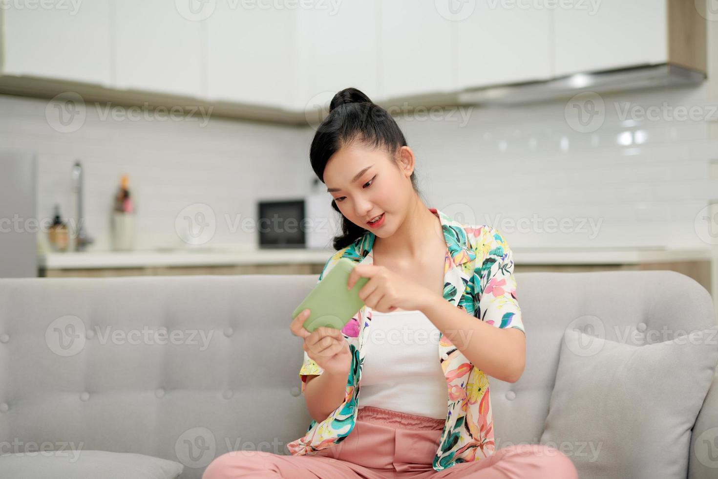 mujer descansando en casa y usando un teléfono inteligente foto