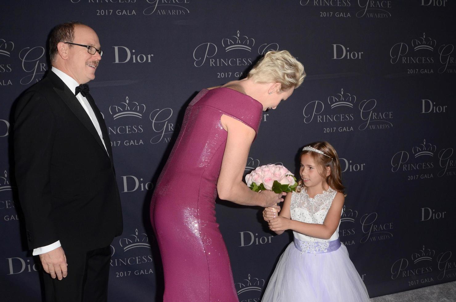 los ángeles - 25 de octubre su alteza serena el príncipe alberto ii de mónaco, su alteza serena la princesa charlene de mónaco, sloane levy en la gala de los premios princess grace 2017 en el hotel beverly hilton el 25 de octubre de 2017 en beverly hills, ca foto