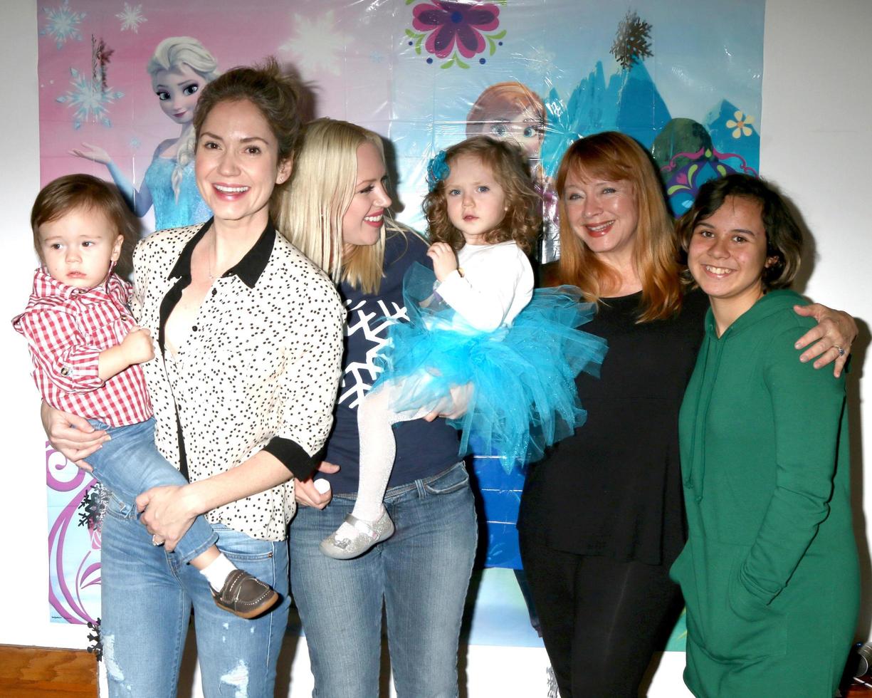 los angeles - 26 de noviembre hayden joel henricks, ashley jones, adrienne frantz, amelie bailey, andrea evans, kylie lyn rodriguez en la fiesta de segundo cumpleaños de amelie bailey en una residencia privada el 26 de noviembre de 2017 en studio city, ca foto