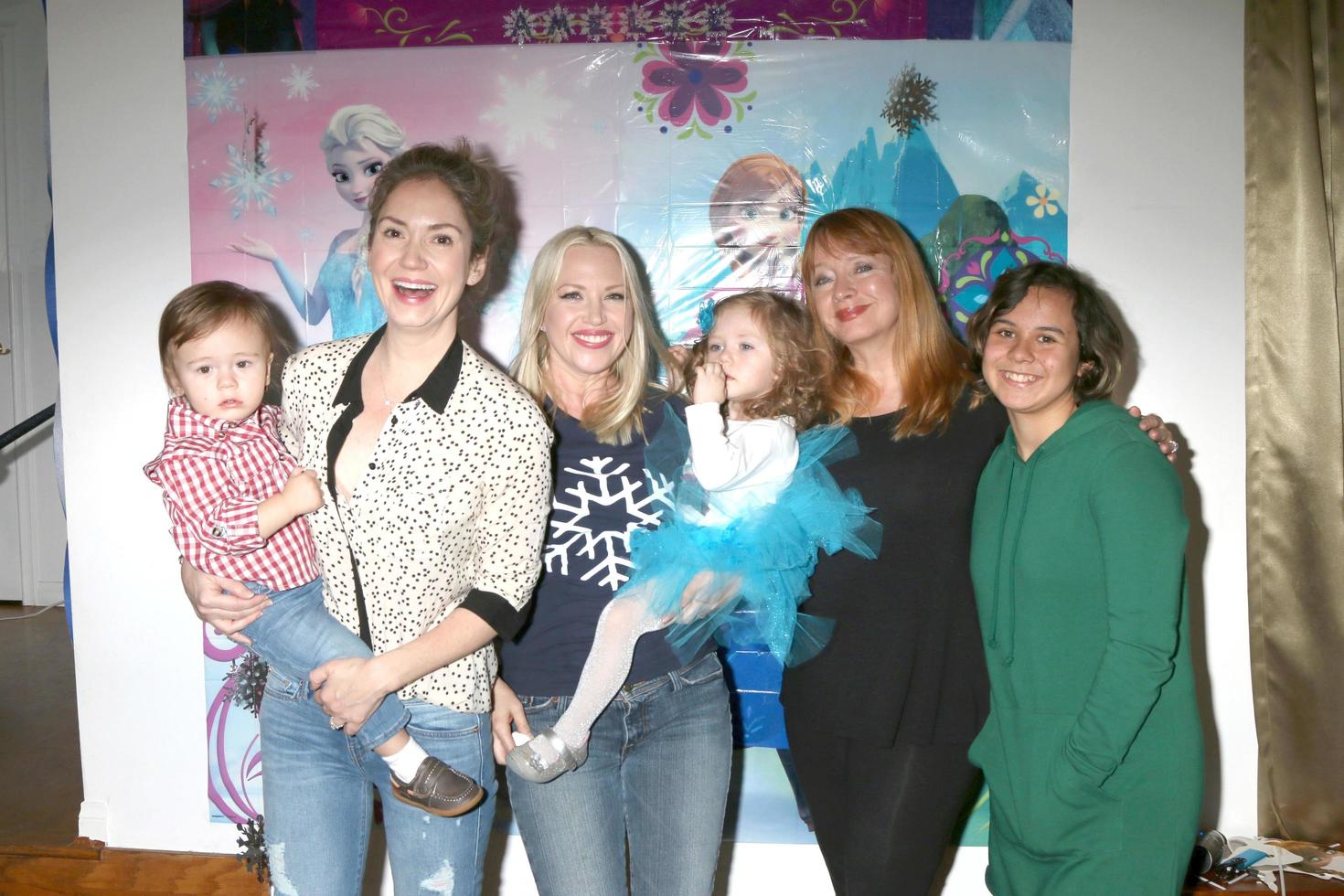 los angeles - 26 de noviembre hayden joel henricks, ashley jones, adrienne frantz, amelie bailey, andrea evans, kylie lyn rodriguez en la fiesta de segundo cumpleaños de amelie bailey en una residencia privada el 26 de noviembre de 2017 en studio city, ca foto