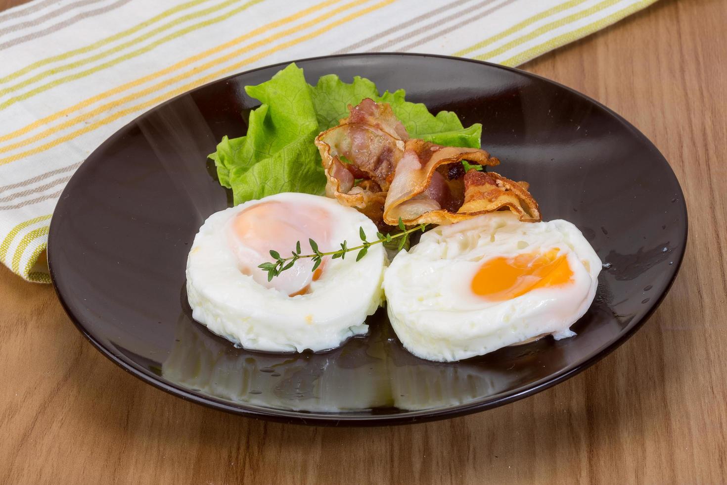 desayuno con huevo y tocino foto