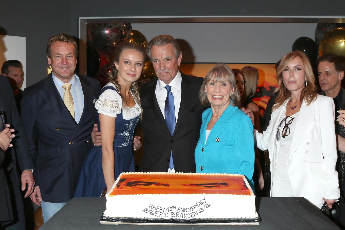 los angeles 7 de febrero - doug davidson, melissa ordway, eric braeden, marla adams, tracey bregman en la celebración del 40 aniversario de eric braeden sobre los jóvenes y los inquietos en la ciudad de la televisión el 7 de febrero de 2020 en los angeles, ca foto