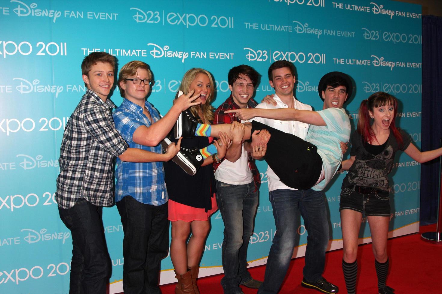 los angeles, 19 de agosto: miembros del elenco aleatorios, incluidos tiffany thornton, doug bruchu, sterling knight, allisyn ashley arm en la expo d23 2011 en el centro de convenciones de anaheim el 19 de agosto de 2011 en anaheim, ca foto