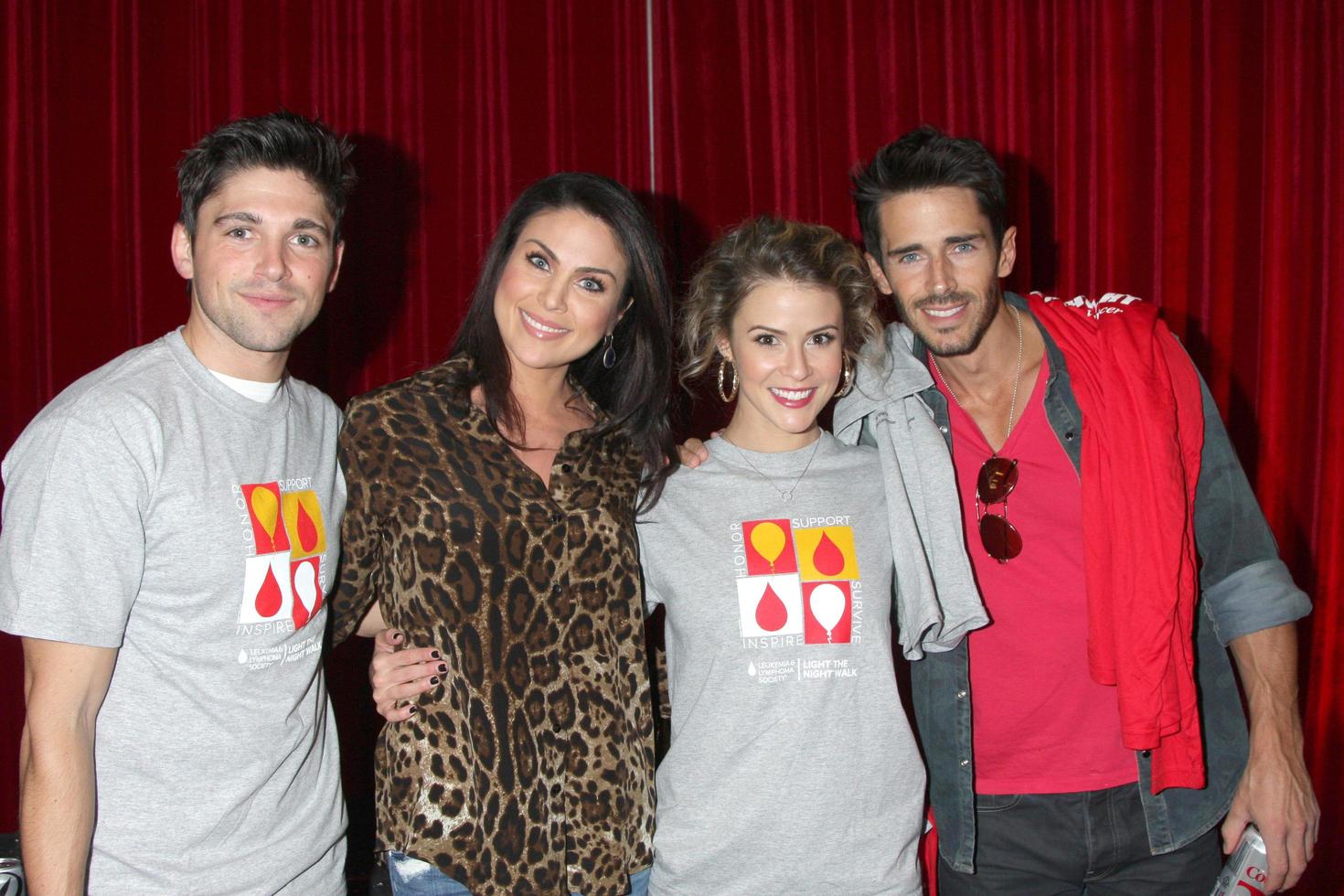 los angeles 6 de octubre - robert adamson, nadia bjorlin, linsey godfrey, brandon beemer en la luz de la noche la caminata en beneficio de la sociedad de linfoma de leucemia en los estudios sunset gower el 6 de octubre de 2013 en los angeles, ca foto