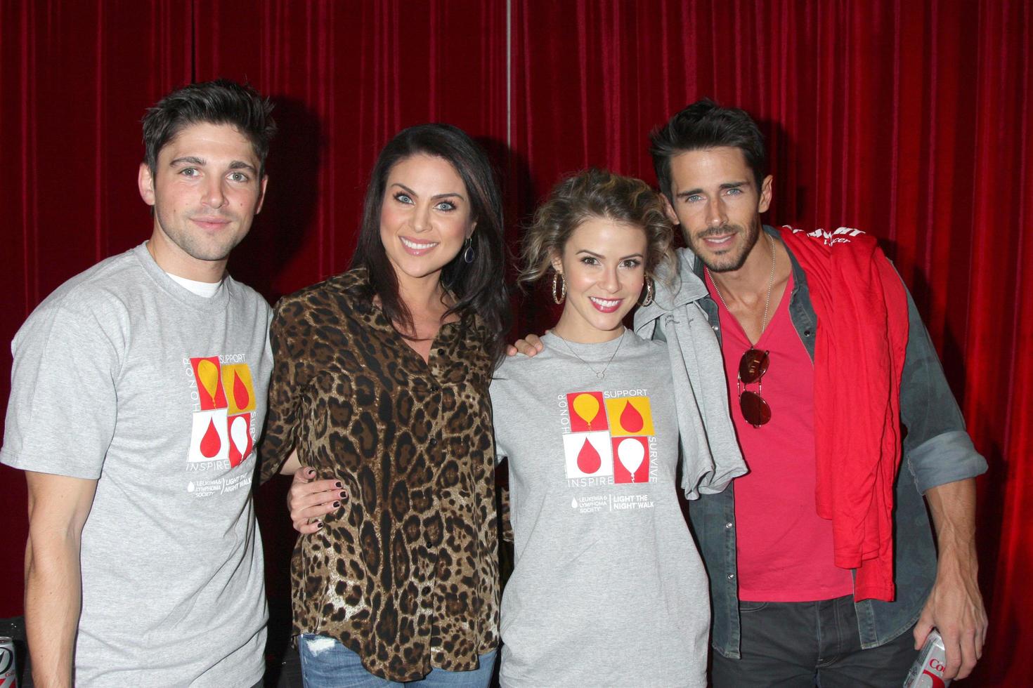 los angeles 6 de octubre - robert adamson, nadia bjorlin, linsey godfrey, brandon beemer en la luz de la noche la caminata en beneficio de la sociedad de linfoma de leucemia en los estudios sunset gower el 6 de octubre de 2013 en los angeles, ca foto