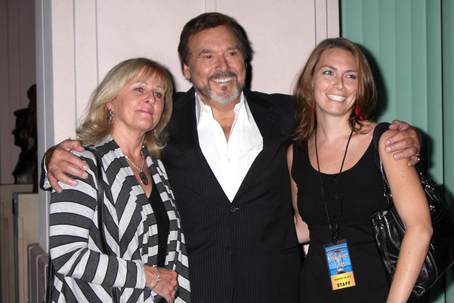 los angeles, 28 de septiembre - joe mascolo, esposa patricia schultz, invitada llega a la celebración de 45 años de días de nuestras vidas en la academia de artes y ciencias televisivas el 28 de septiembre de 2010 en no. hollywood, ca foto