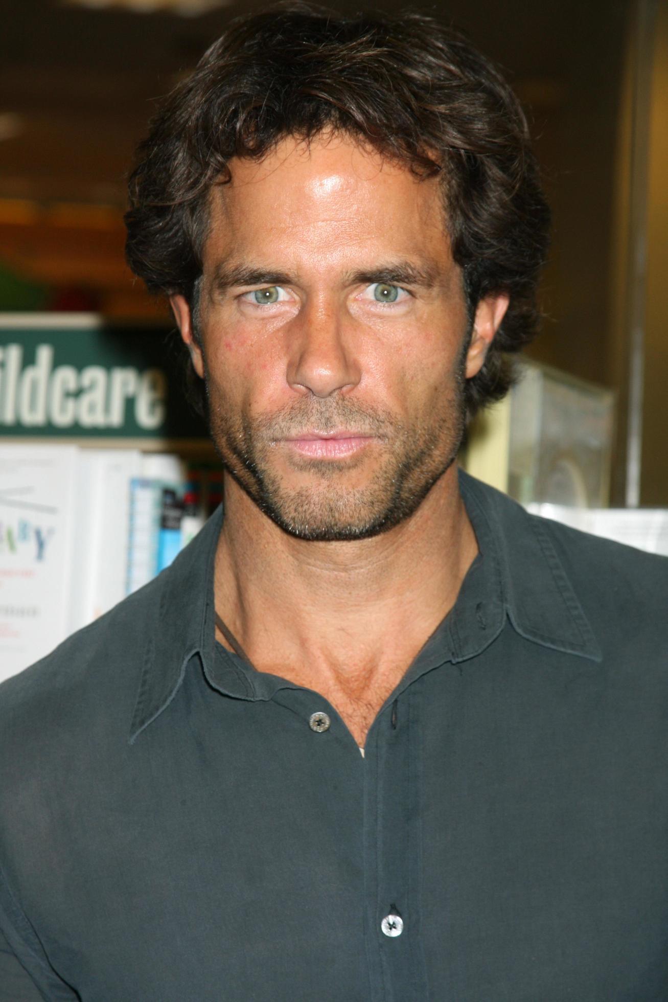 LOS ANGELES, NOV 19 Shawn Christian at the Book Launch and Signing