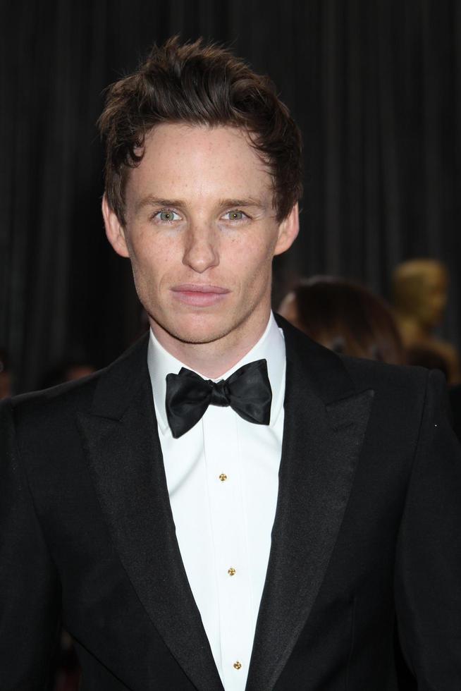 los angeles, 24 de febrero - eddie redmayne llega a los 85 premios de la academia presentando los oscar en el dolby theater el 24 de febrero de 2013 en los angeles, ca foto