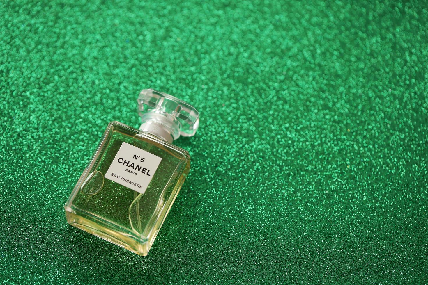 TERNOPIL, UKRAINE - SEPTEMBER 2, 2022 Chanel Number 5 Eau Premiere  worldwide famous french perfume bottle on shiny glitter background in green  colors 12297692 Stock Photo at Vecteezy