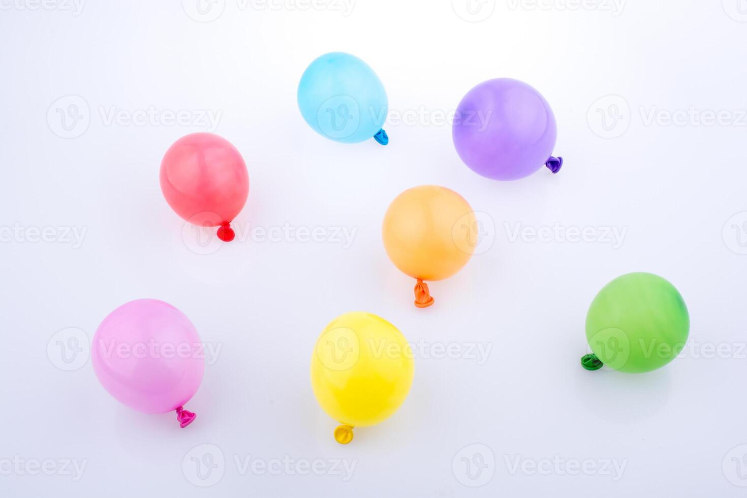 pequeños globos de colores 12298417 Foto de stock en Vecteezy