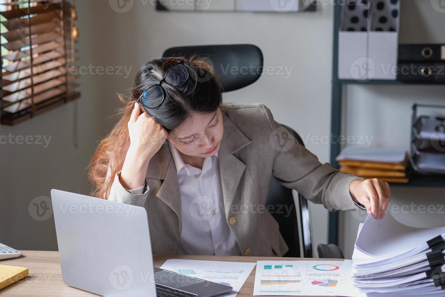 Concept Burnout Syndrome. Business Woman feels uncomfortable working. Which is caused by stress, accumulated from unsuccessful work And less resting body. Consult a specialist psychiatrist. photo