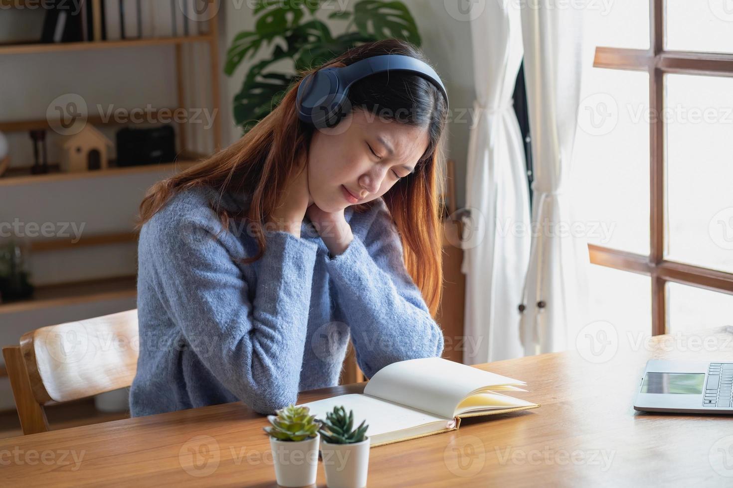 relajarse, desestresarse, vacacionar, divertirse. las mujeres asiáticas toman notas de su propio pasado felizmente en casa. foto