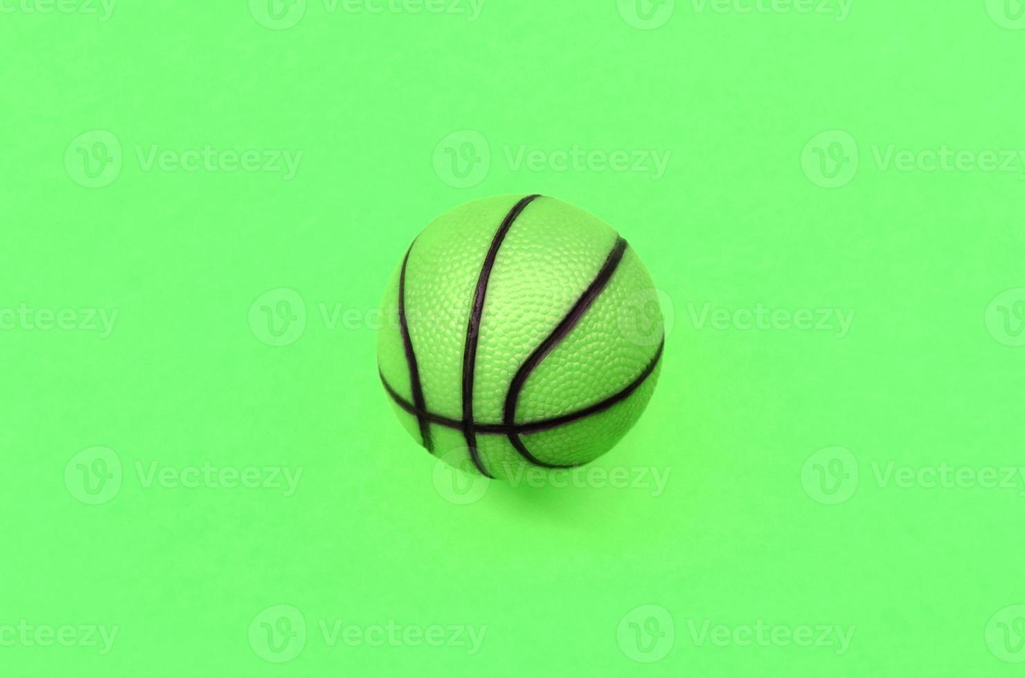 pequeña bola verde para el juego deportivo de baloncesto se encuentra en el fondo de la textura foto