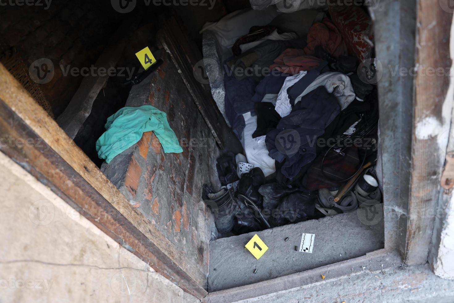 evidencia con marcador csi amarillo para la numeración de evidencia en el patio trasero residencial por la noche. concepto de investigación de la escena del crimen foto