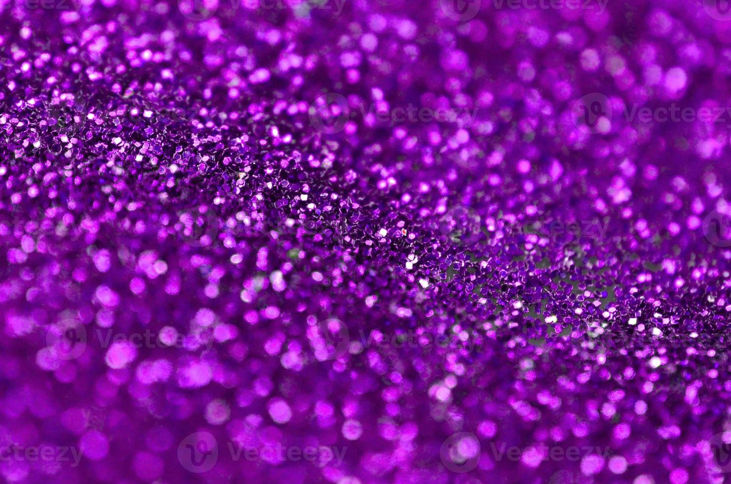 lentejuelas decorativas moradas. imagen de fondo con luces bokeh brillantes de elementos pequeños foto