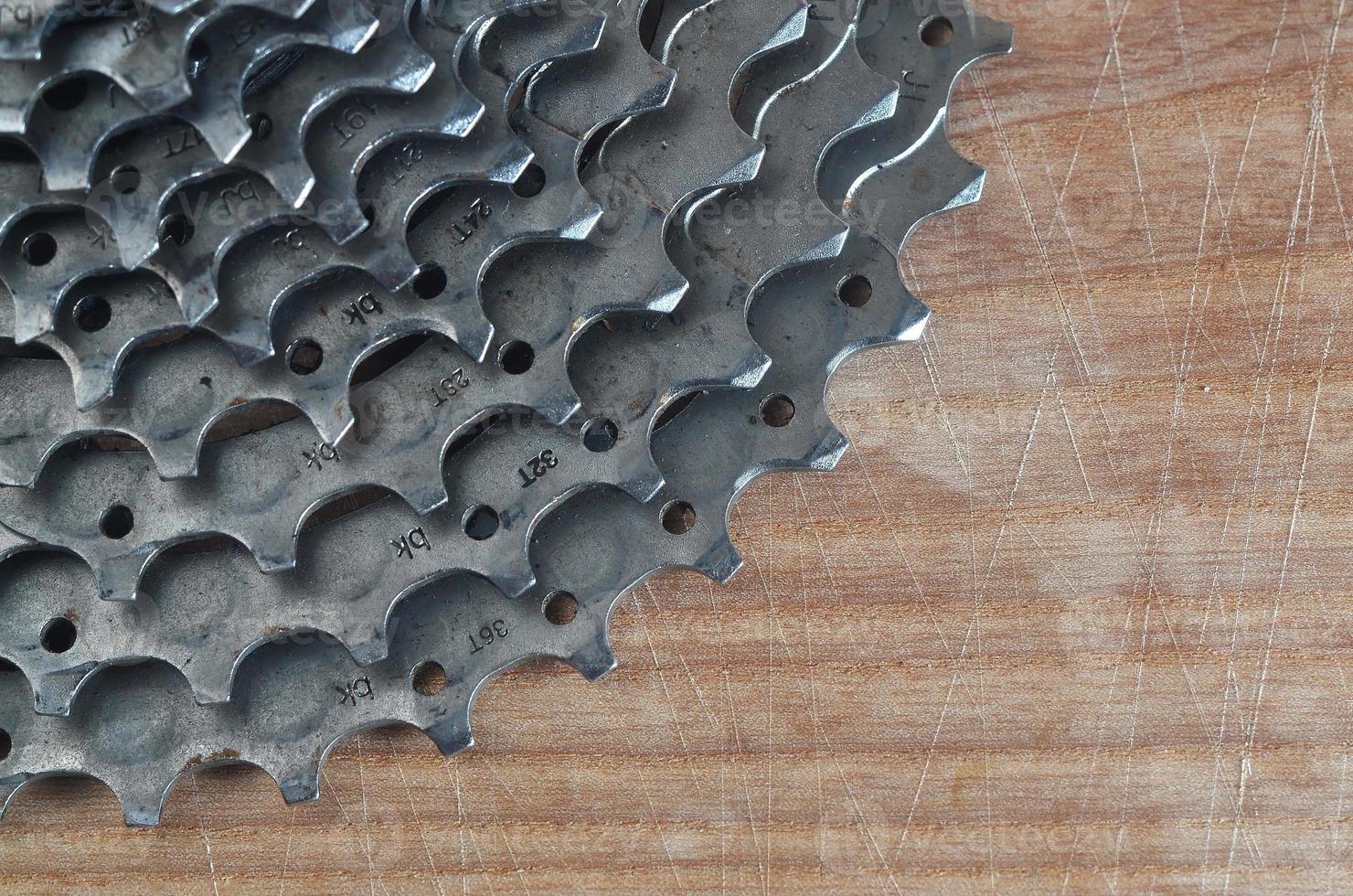 rueda dentada trasera de una bicicleta de montaña sobre una mesa de madera en una tienda de bicicletas foto