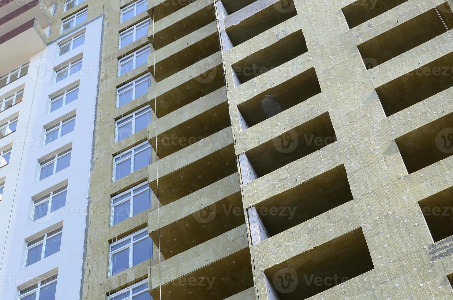 Fachada de casa de edificio de apartamentos multitienda residencial en construcción foto