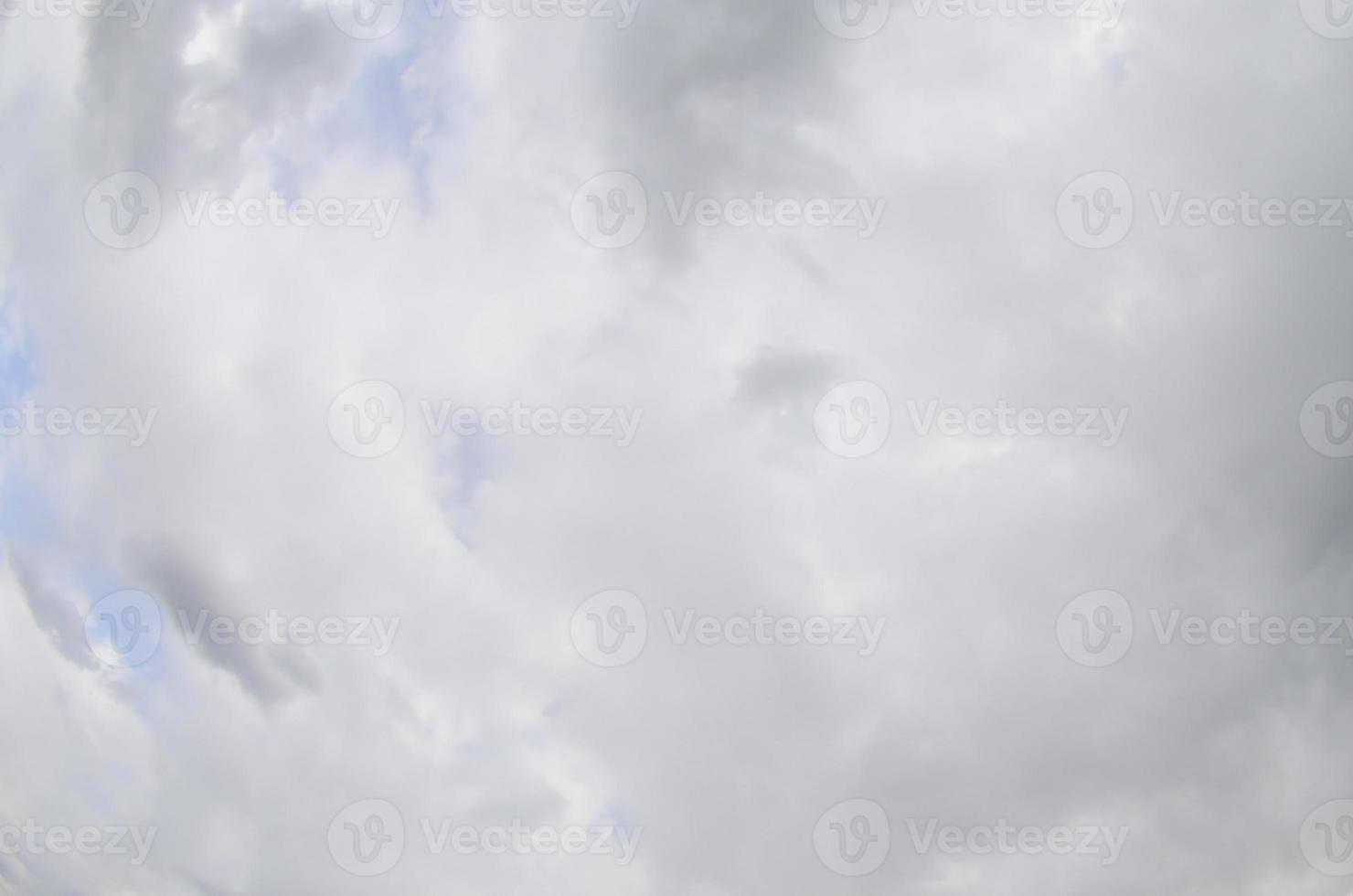 un cielo azul con muchas nubes blancas de diferentes tamaños. foto de ojo de pez