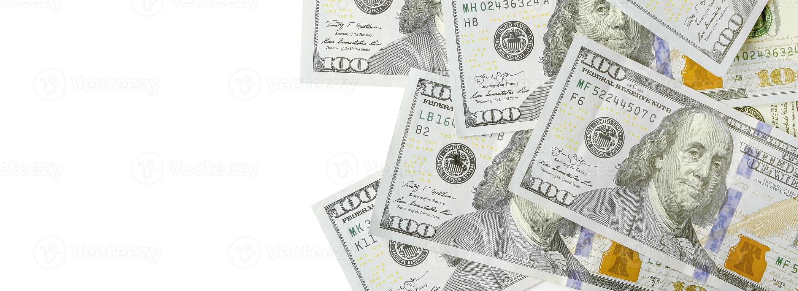 billetes de dólar. dinero americano aislado en blanco con espacio de copia foto