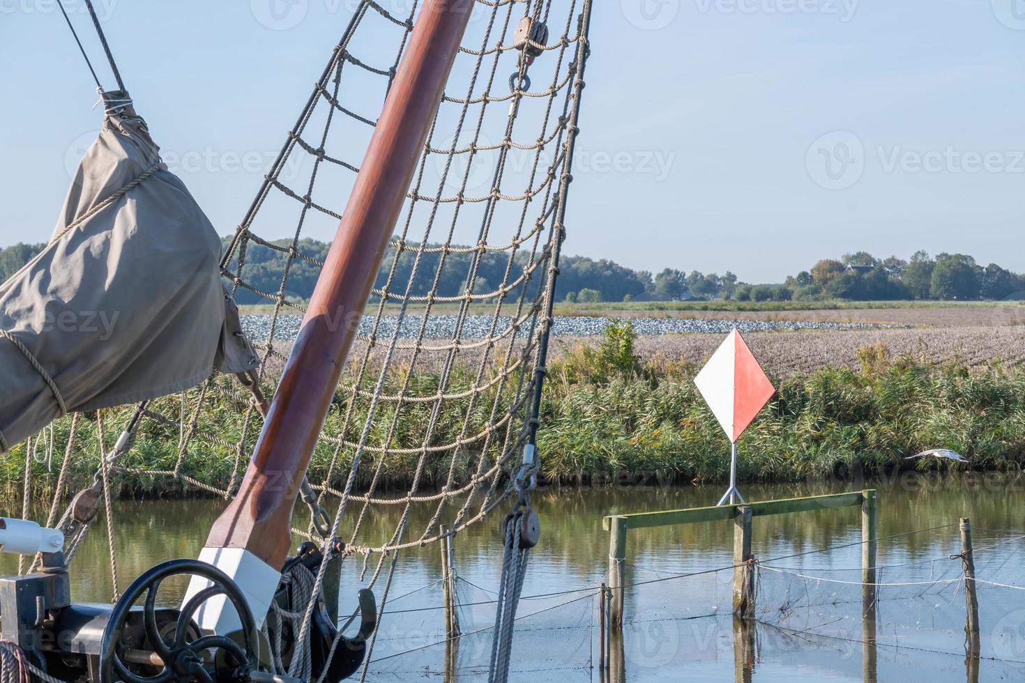 señal de prohibición para la navegación con parte del barco foto