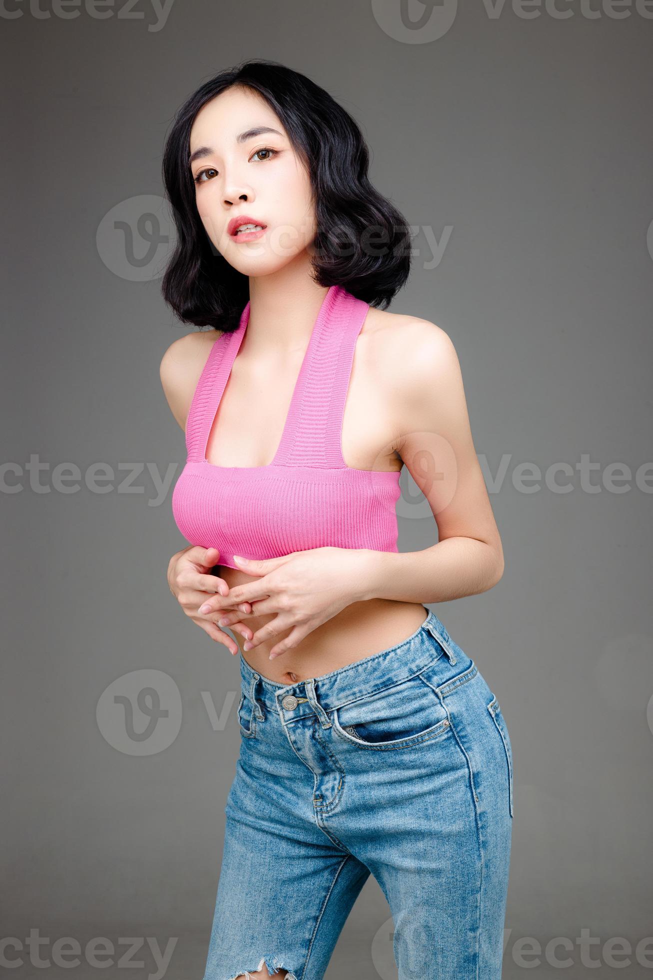 https://static.vecteezy.com/system/resources/previews/012/311/298/large_2x/fashionable-asian-woman-short-hair-with-perfect-body-cute-female-model-with-natural-makeup-and-sparkling-eyes-on-white-isolated-background-facial-treatment-cosmetology-beauty-concept-photo.jpg