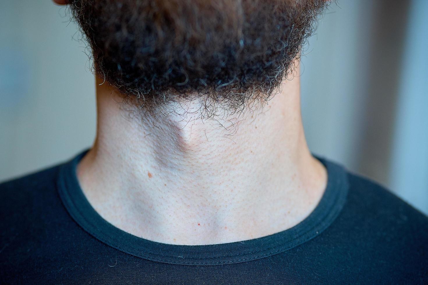 partes del cuerpo masculino, barba y nuez de Adán, primer plano foto