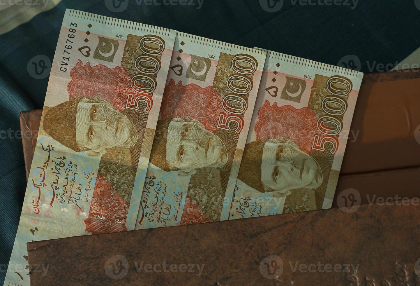 dinero de pakistán. billetes de rupias paquistaníes. billetes de pkr. 500 1000 5000 rupias. negocios, finanzas, antecedentes de noticias. billetes de moneda paquistaní. foto