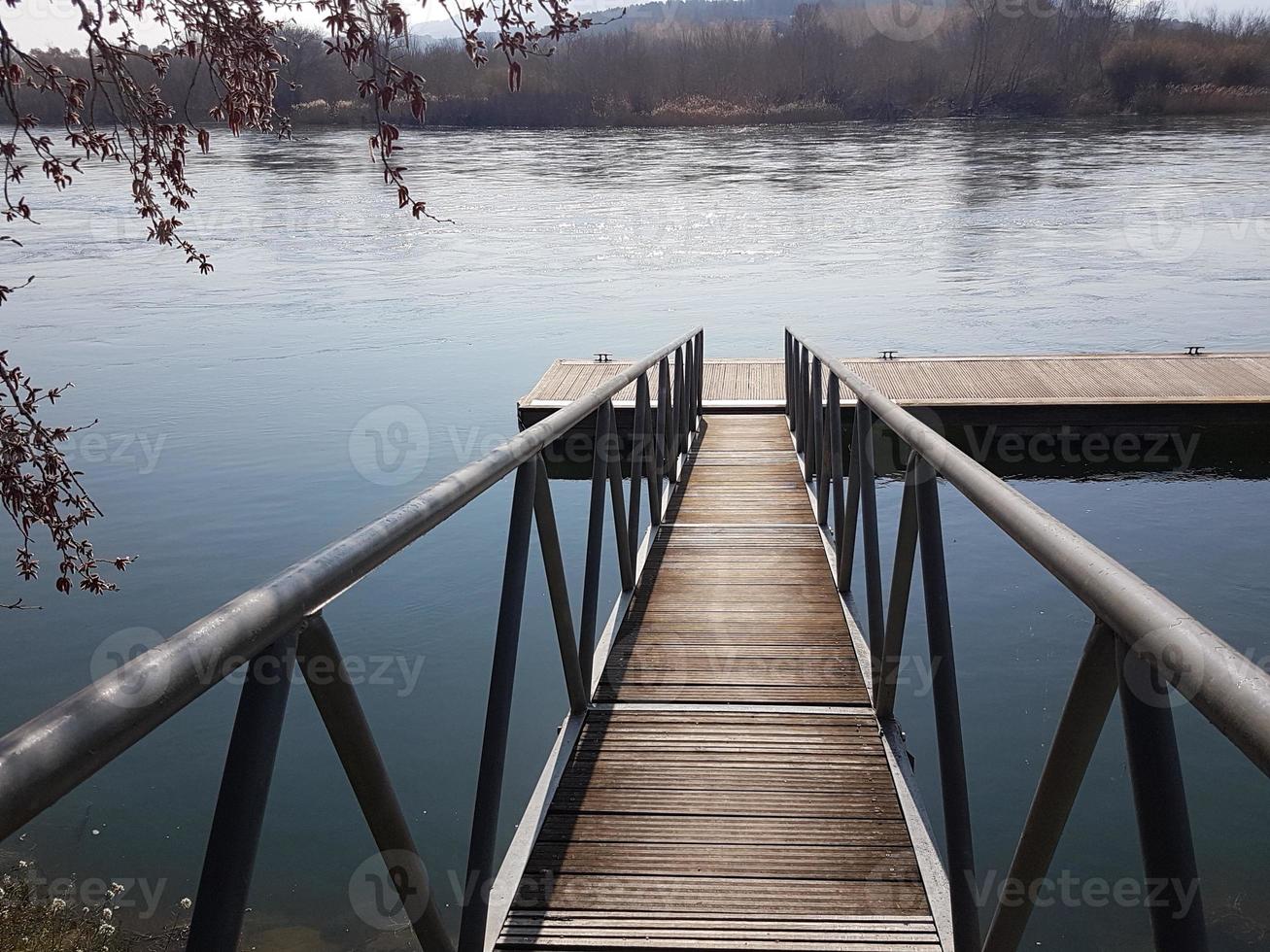 puente de madera sobre un río para un embarcadero foto