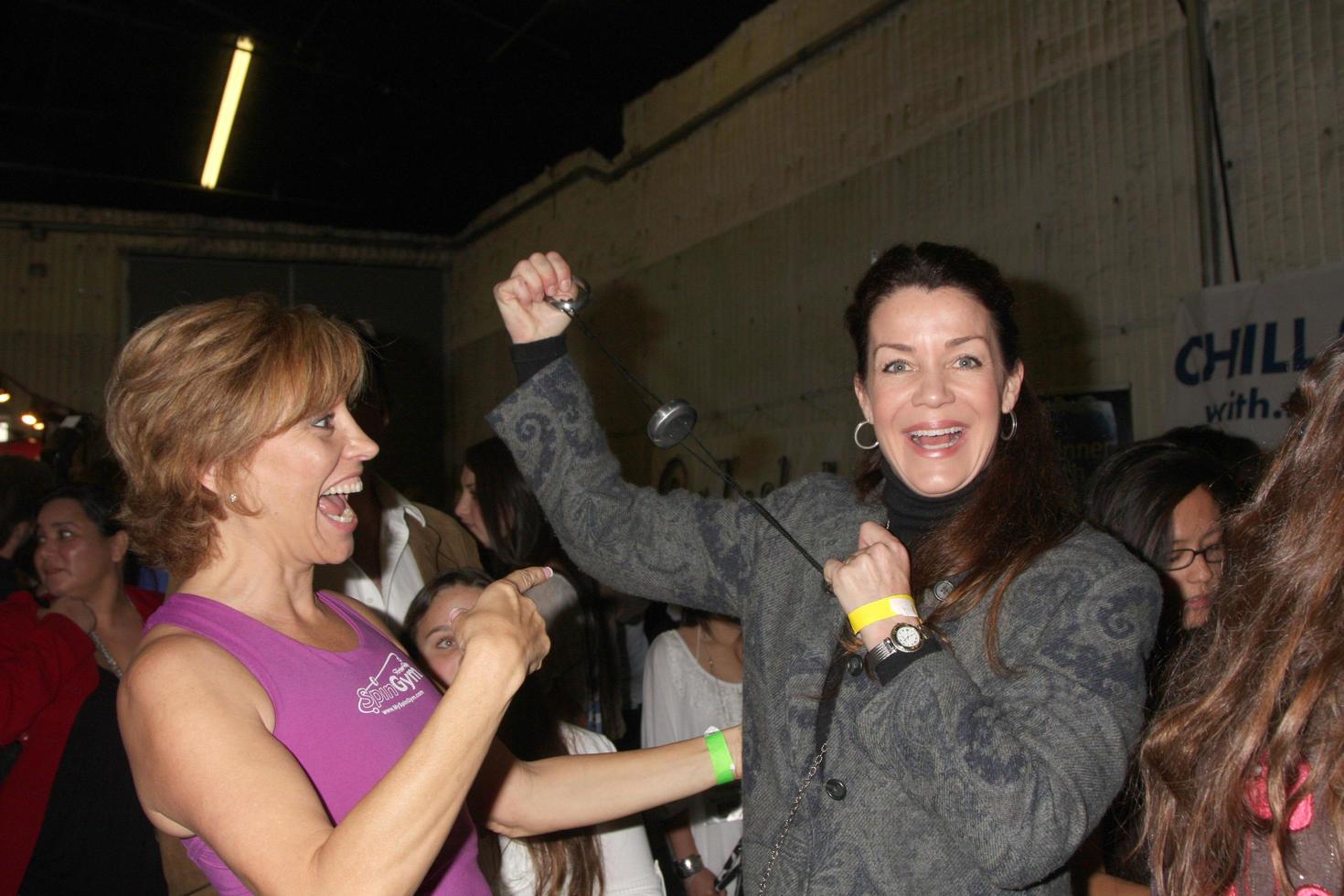 los angeles, 20 de noviembre - forbes riley, claudia christian en la suite de regalos de celebridades conectadas celebrando los premios de música americana 2010 en los estudios ben kitay el 20 de noviembre de 2010 en los angeles, ca foto